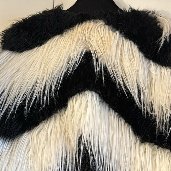 Faux Fur black and white lined coat size small - Picture 5 of 6